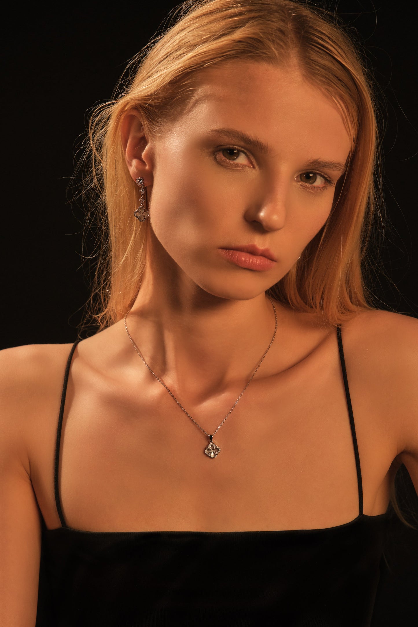 Lucky Leaf Shell Pearls Necklace