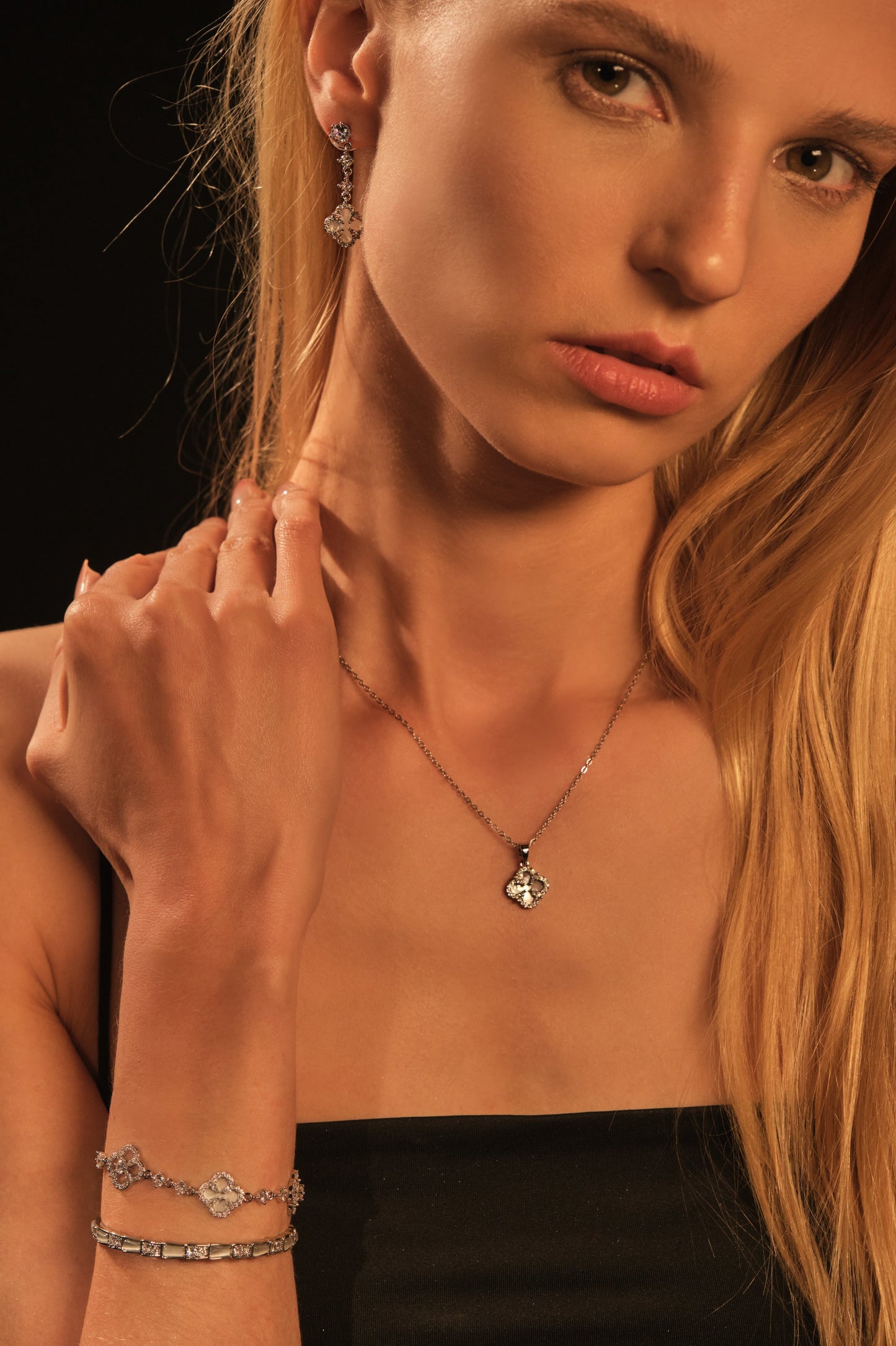 Lucky Leaf Shell Pearls Bracelet