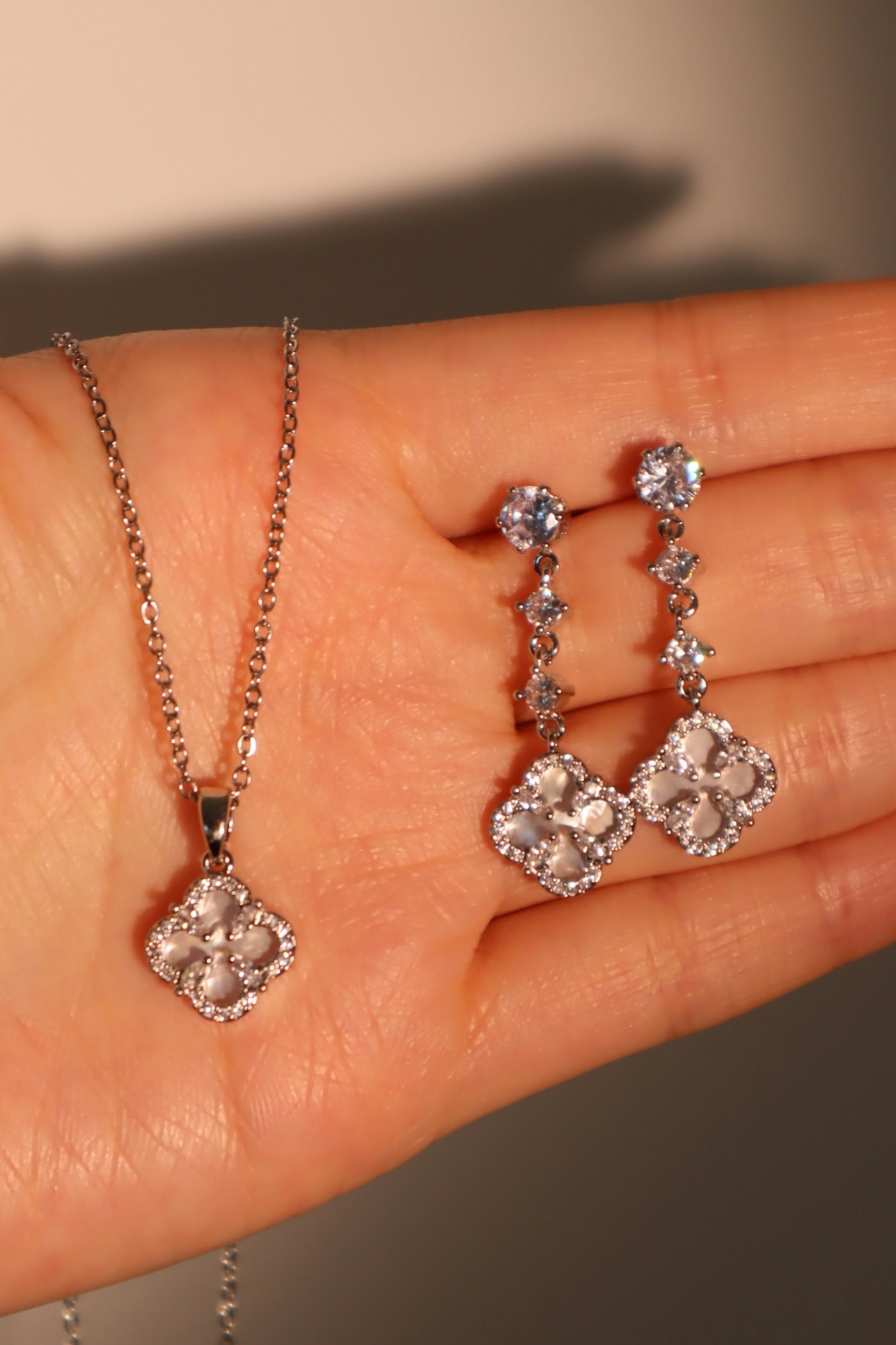 Lucky Leaf Shell Pearls Earrings