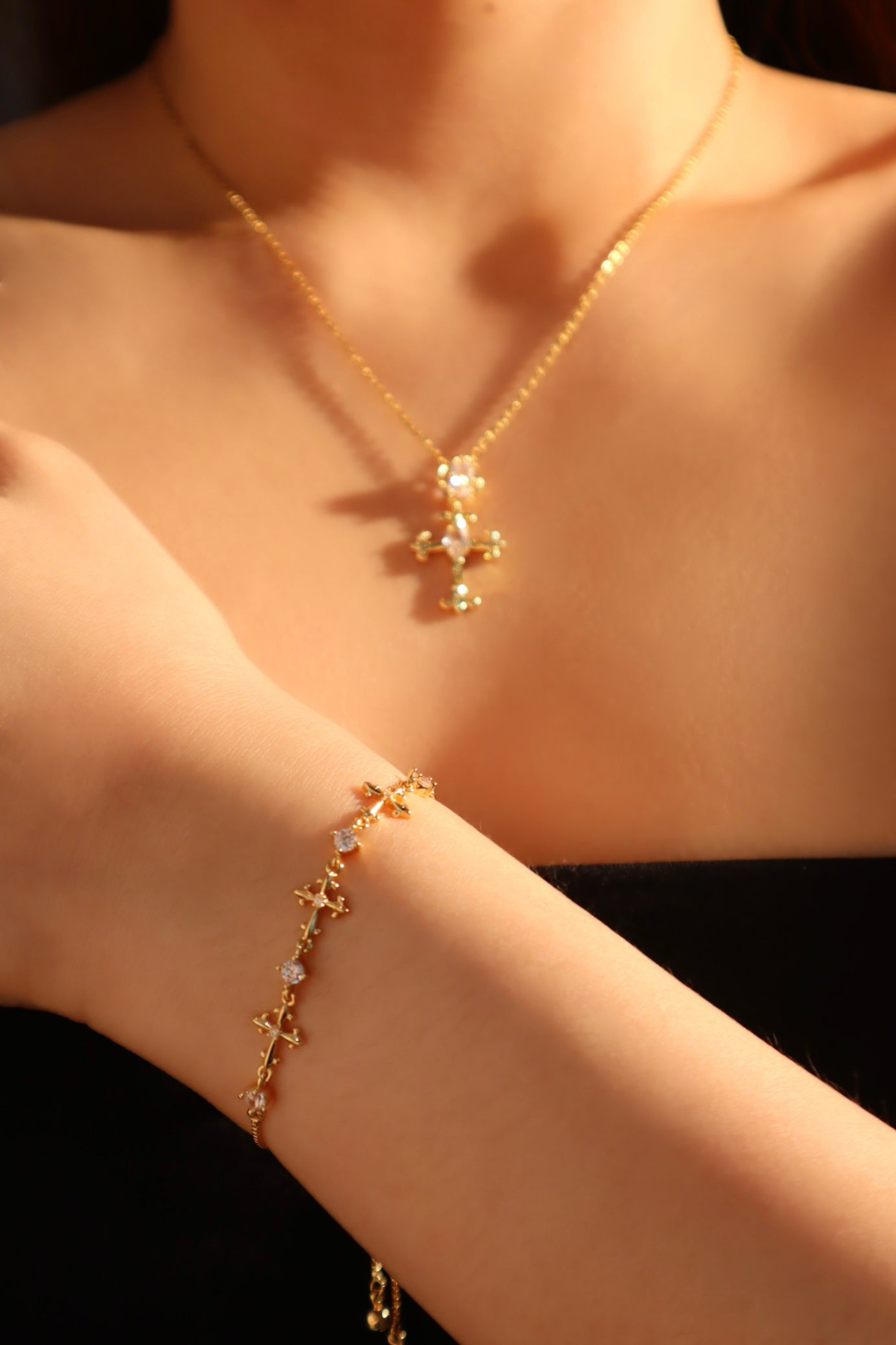 18K Gold Diamond Cross Pendant Necklace